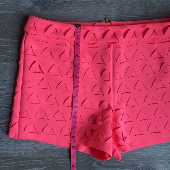 NEW Lilly Pulitzer 3” Lorna Short  in Pink Sun Ray Daisy Laser Cut 4 - Picture 4 of 8